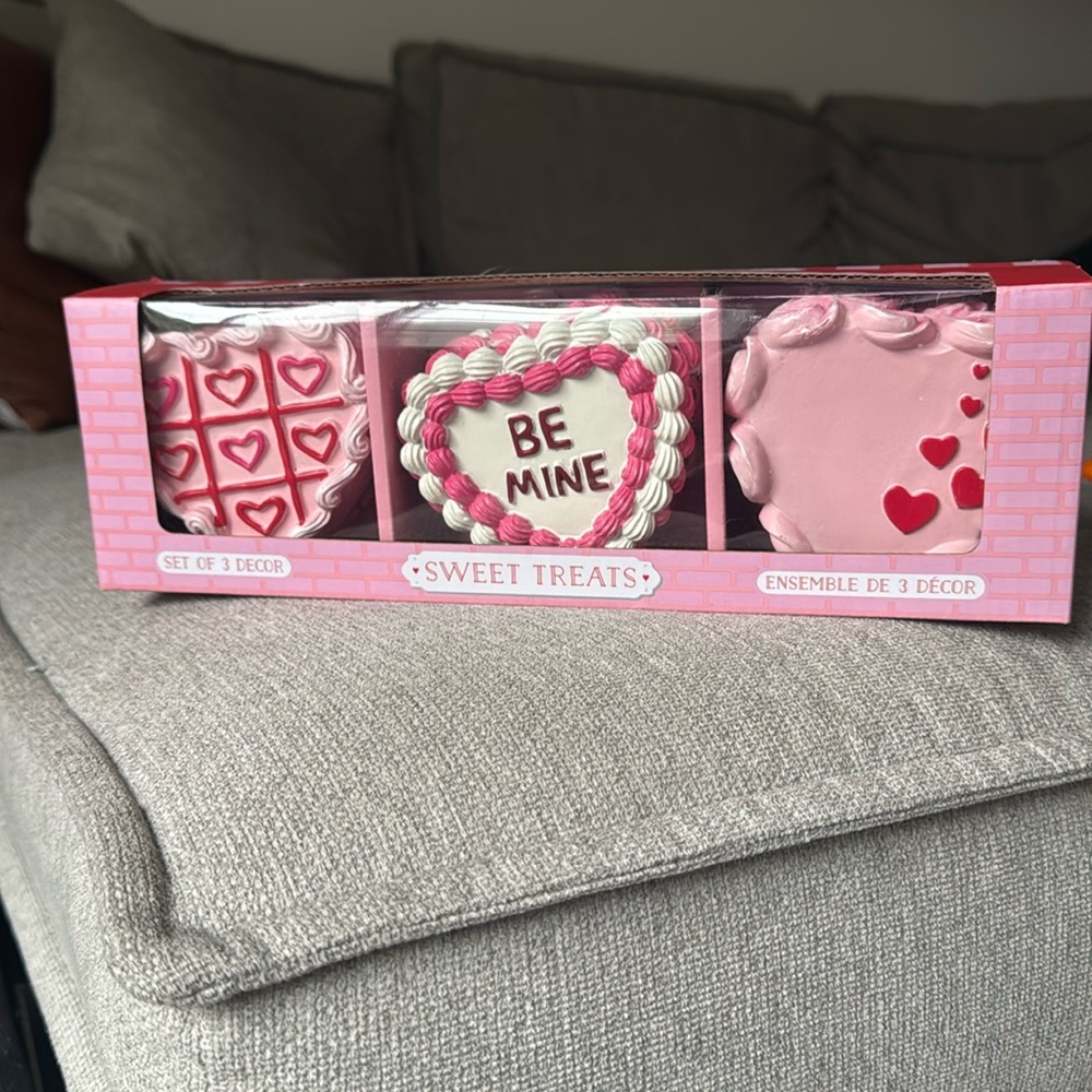 VIRAL Sweet Treats Pink Mini Cakes Set of 3